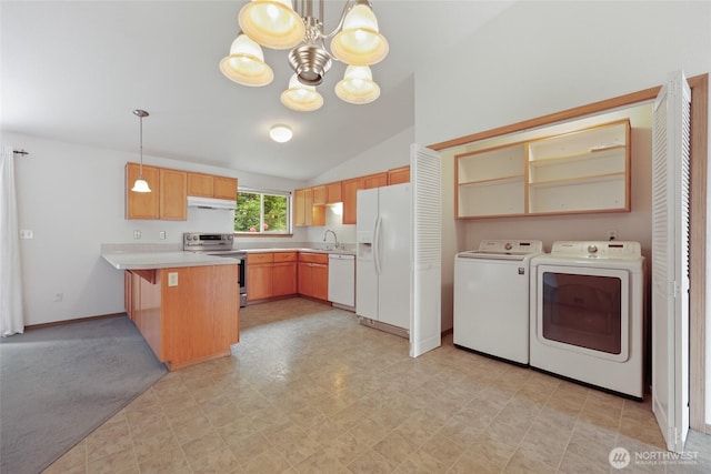 421 E Marion St, Aberdeen, WA 98520 - kitchen with white appliances, washing machine and dryer, under cabinet range hood, a peninsula, and a chandelier