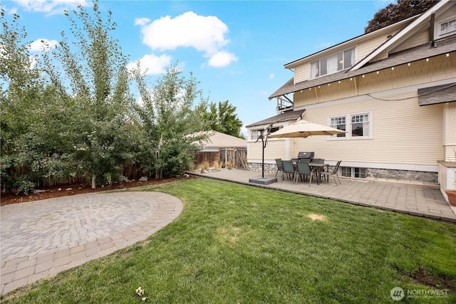 902 Washington St, Wenatchee, WA 98801 - fenced yard featuring a patio area