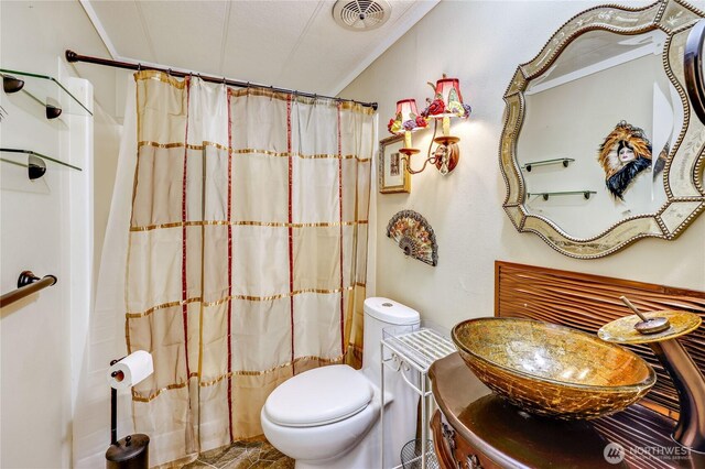16300 NE State Highway 305 Unit 18, Poulsbo, WA 98370 - bathroom with curtained shower