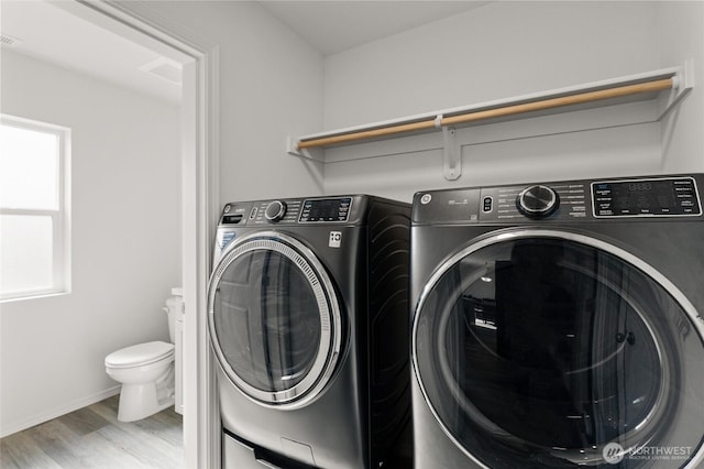 928 N Washington Ct, Moses Lake, WA 98837 - laundry room with independent washer and dryer and wood finished floors