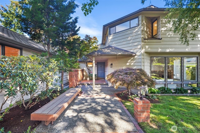 4662 95th Ave NE, Yarrow Point, WA 98004 - entrance to property featuring a yard