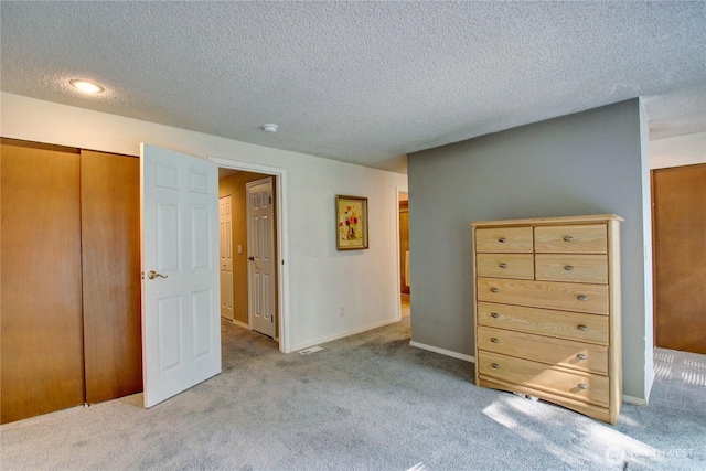 908 185th St SW, Lynnwood, WA 98037 - bedroom featuring a textured ceiling, light carpet, and a closet