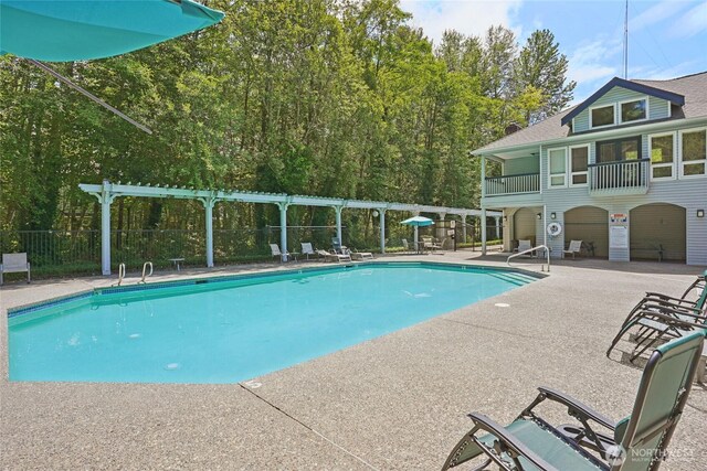 33020 10th Ave SW Unit E204, Federal Way, WA 98023 - community pool with a patio area