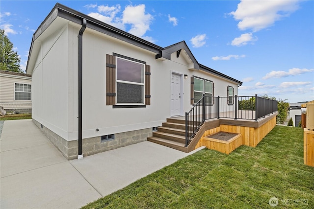 2204 Dublin Pl, Anacortes, WA 98221 - view of front of house with crawl space and a front lawn