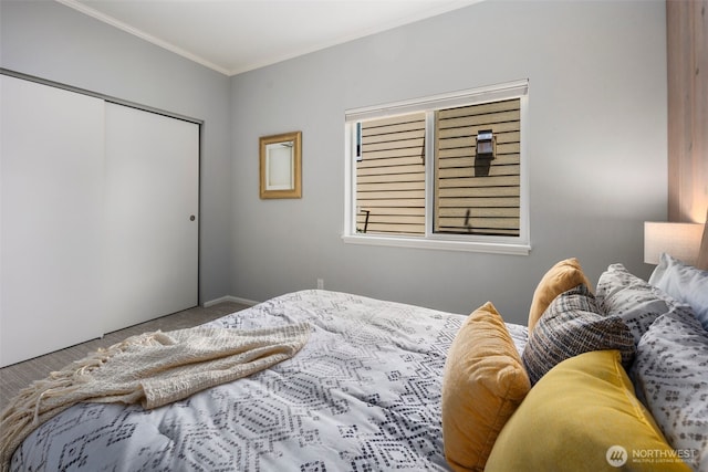 1812 25th Ave Unit C, Seattle, WA 98122 - bedroom featuring carpet flooring, a closet, and ornamental molding