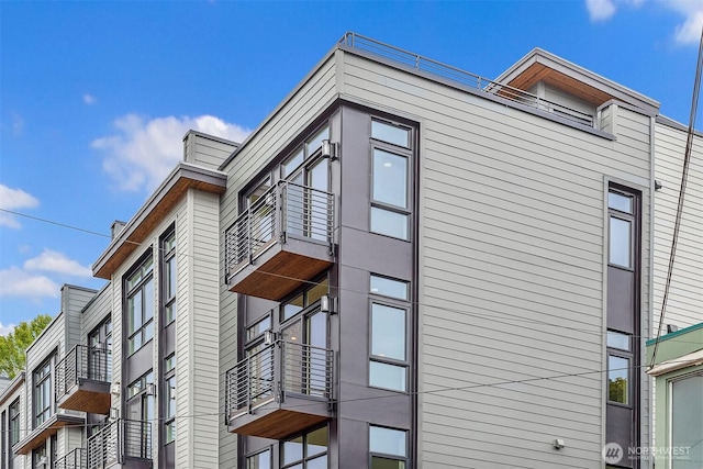 1244 15th Ave E Unit 9, Seattle, WA 98112 - view of side of home with a balcony