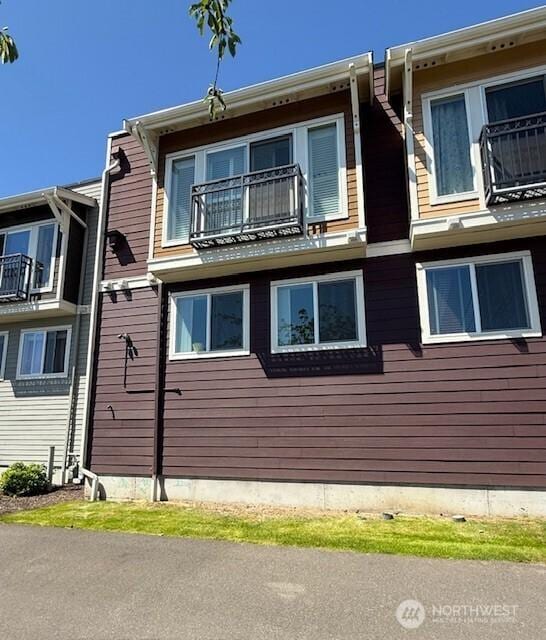 2103 Tacoma Ct, Tacoma, WA 98405 - view of side of property with a balcony