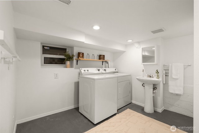 15516 10th Ave NE, Shoreline, WA 98155 - laundry area featuring washing machine and dryer and recessed lighting
