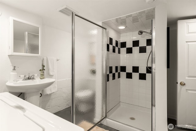 15516 10th Ave NE, Shoreline, WA 98155 - full bathroom featuring a shower stall