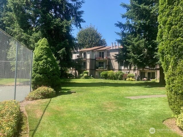 12617 NE 130th Way Unit E303, Kirkland, WA 98034 - view of yard