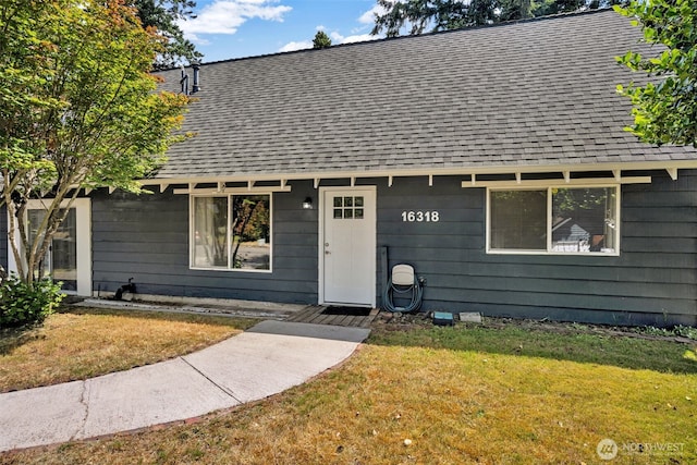 16318 128th Pl SE, Renton, WA 98058 - view of front of home featuring roof with shingles and a front yard