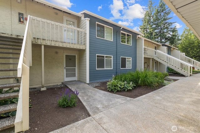 9484 Redmond-Woodinville Rd NE Unit C-205, Redmond, WA 98052 - view of property featuring stairs