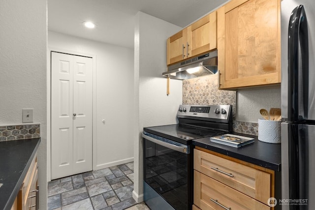 9484 Redmond-Woodinville Rd NE Unit C-205, Redmond, WA 98052 - kitchen with electric range, under cabinet range hood, freestanding refrigerator, tasteful backsplash, and dark countertops