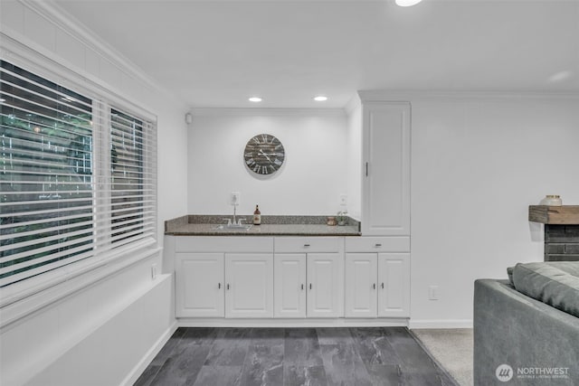 13102 16th Ave SW, Burien, WA 98146 - indoor wet bar with ornamental molding and recessed lighting