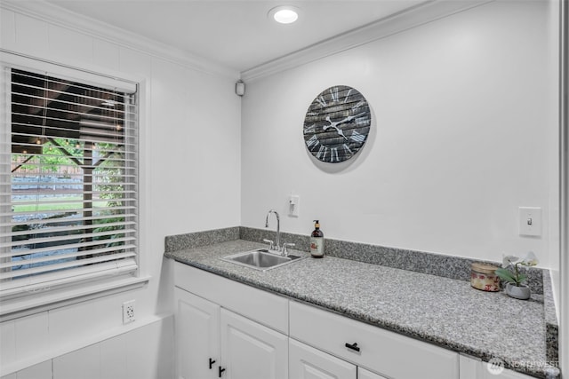 13102 16th Ave SW, Burien, WA 98146 - indoor wet bar featuring crown molding