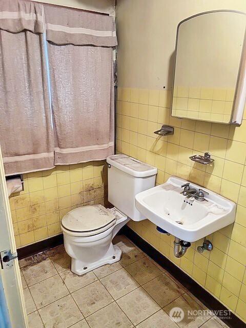 4140 Poplar Way, Longview, WA 98632 - half bath featuring tile walls and tile patterned floors