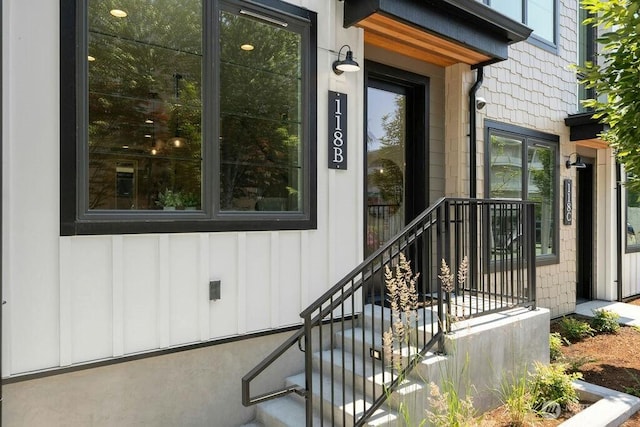118B 2nd St S, Kirkland, WA 98033 - entrance to property with board and batten siding