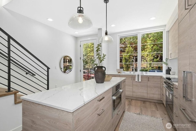118B 2nd St S, Kirkland, WA 98033 - kitchen featuring light brown cabinets, stainless steel appliances, light wood-style flooring, modern cabinets, and a center island