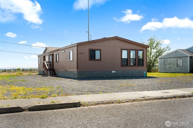 1303 Craig St W, Moses Lake, WA 98837 - view of side of home featuring crawl space