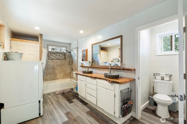 253 Kruger Rd Unit B, Onalaska, WA 98570 - bathroom featuring plenty of natural light, vanity, tub / shower combination, wood finished floors, and recessed lighting