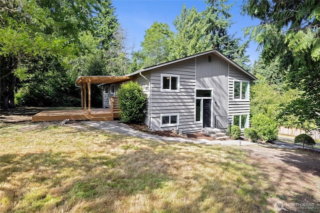 824 SW 301st Pl, Federal Way, WA 98023 - view of front of house featuring a deck and a front lawn