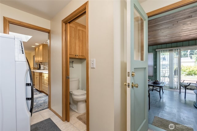 1023 E Maple St, Kent, WA 98030 - hallway featuring light tile patterned floors