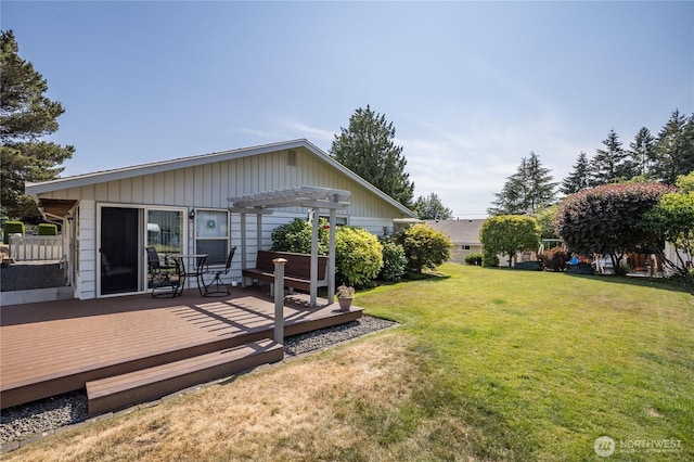 1023 E Maple St, Kent, WA 98030 - view of grassy yard featuring a pergola and a wooden deck