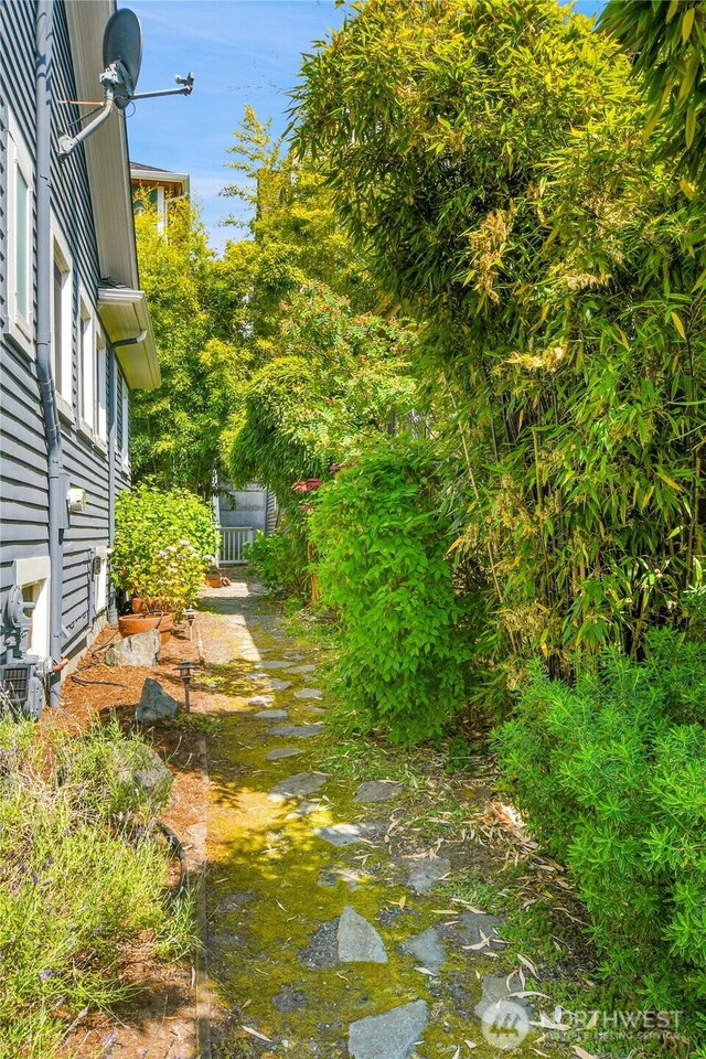 1916 11th Ave W, Seattle, WA 98119 - view of yard