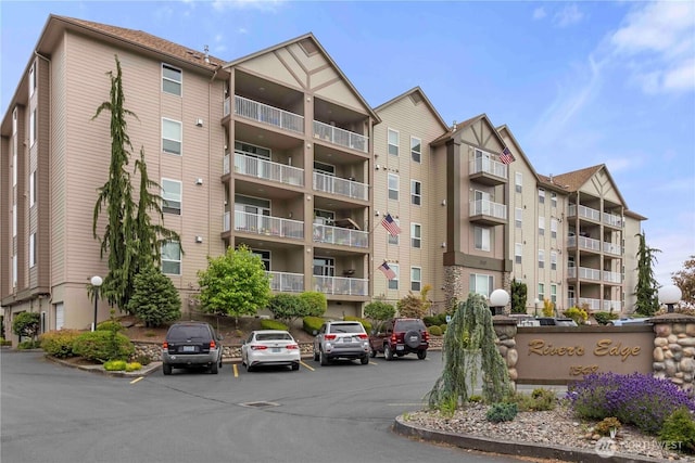 1548 River Rd Unit 301, Longview, WA 98632 - view of apartment building / complex featuring uncovered parking