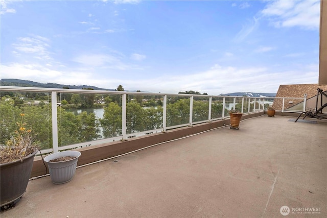 1548 River Rd Unit 301, Longview, WA 98632 - patio / terrace featuring a mountain view