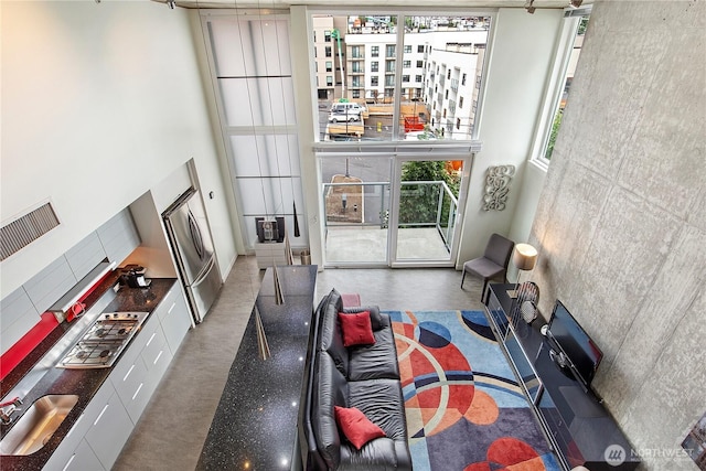500 Mercer St Unit R325, Seattle, WA 98109 - living room with a high ceiling