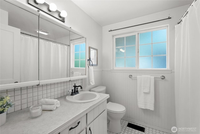 11810 County Line Rd E, Edgewood, WA 98372 - full bathroom featuring vanity, wainscoting, tile patterned floors, and curtained shower