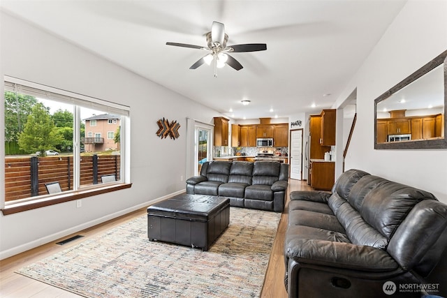 815 6th Ave SW, Olympia, WA 98512 - living area featuring light wood-style flooring, a ceiling fan, and recessed lighting