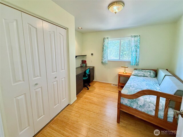 10 Davenhill Ln, Sequim, WA 98382 - bedroom featuring light wood finished floors, a closet, a desk, and recessed lighting