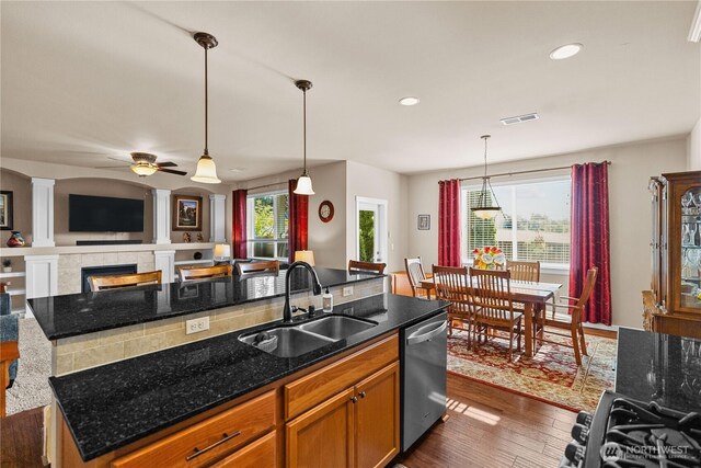 5539 Charlotte Ave SE, Auburn, WA 98092 - kitchen with dishwasher, a kitchen island with sink, dark wood-style flooring, open floor plan, and ceiling fan