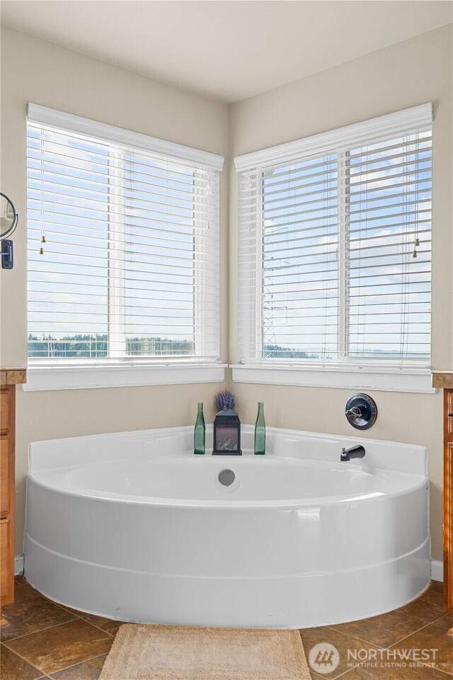 5539 Charlotte Ave SE, Auburn, WA 98092 - full bathroom featuring a garden tub