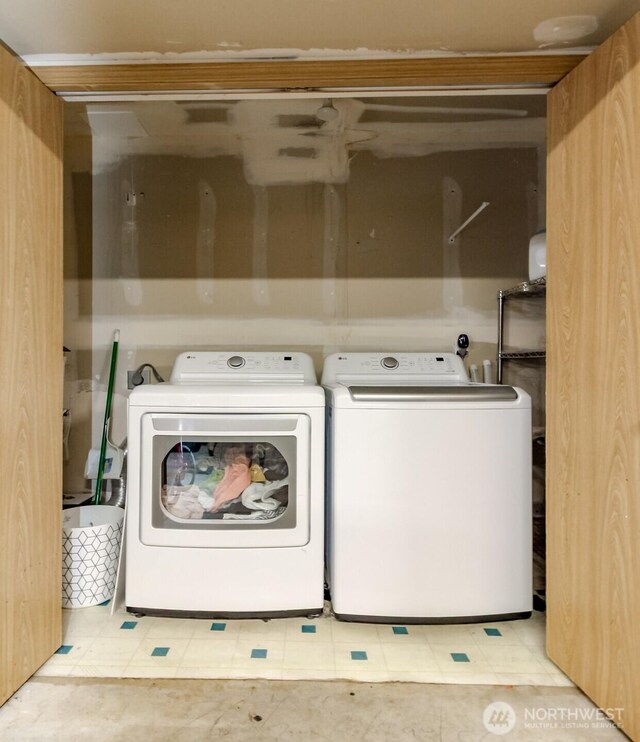 35459 25th Pl S, Federal Way, WA 98003 - laundry area featuring washing machine and clothes dryer and tile patterned floors