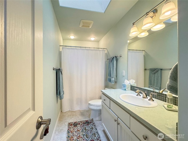 453 Louella Heights Dr, Sequim, WA 98382 - full bathroom featuring vanity, a skylight, and curtained shower