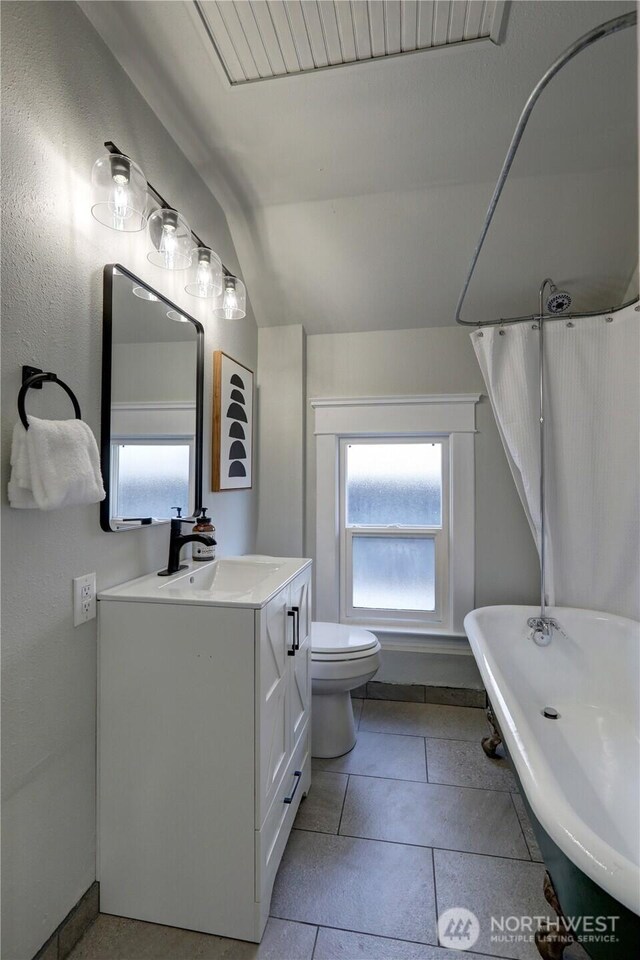 3225 Oakes Ave, Everett, WA 98201 - full bath with vanity, lofted ceiling, and shower / bath combo