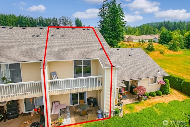 1450 Mountain View Dr, Enumclaw, WA 98022 - back of house with a shingled roof and a patio area