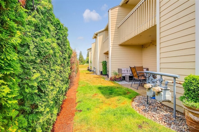 1450 Mountain View Dr, Enumclaw, WA 98022 - view of grassy yard featuring a patio area
