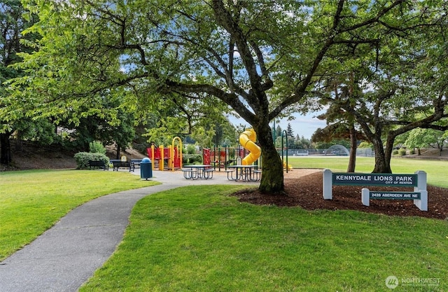 2504 NE 24th Pl, Renton, WA 98056 - view of property's community featuring a lawn