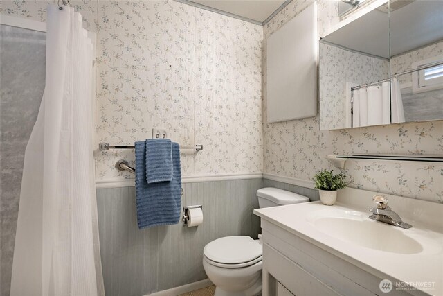 1021 Garden Dr, Lynden, WA 98264 - full bath featuring wallpapered walls, vanity, a shower with curtain, and a wainscoted wall