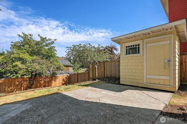 2318 33rd Ave S, Seattle, WA 98144 - view of patio featuring a shed