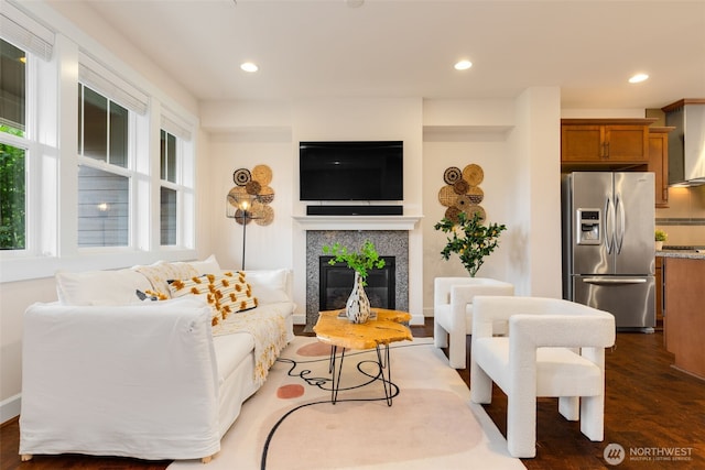1087 10th Ave NE, Issaquah, WA 98029 - living area featuring dark wood-style floors, recessed lighting, and a glass covered fireplace