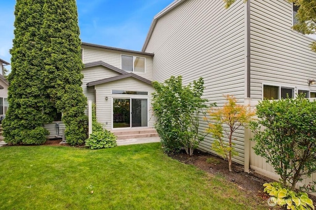 418 17th St SE Unit 9D, Auburn, WA 98002 - back of house featuring a lawn