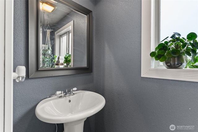755 Elm St, Raymond, WA 98577 - bathroom featuring a textured wall