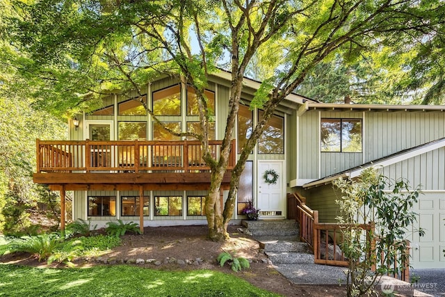 13919 SE 3rd Pl, Bellevue, WA 98005 - back of property with a deck