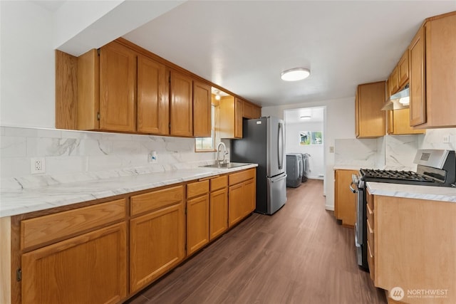 2117 S Ash St, Tacoma, WA 98405 - kitchen featuring stainless steel appliances, washing machine and clothes dryer, under cabinet range hood, and light countertops