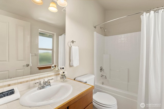 4415 40th Ave SW, Seattle, WA 98116 - full bath with vanity and shower / bath combo with shower curtain